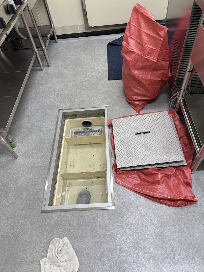 ホーコスFRPグリストラップSUS蓋GFR-15PAU設置工事施工後1