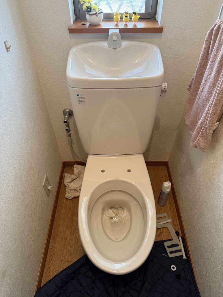 既存ウォシュレット取り外し後（清掃後）