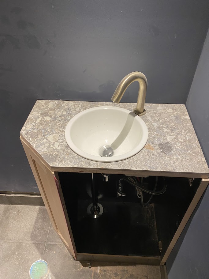 カクダイトイレ493-026-W カウンター設置タイプ 丸型手洗器、自動水栓舶来品施工後
