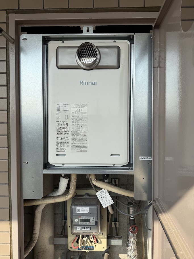 リンナイ高温差し湯PS前方排気延⻑16号給湯器(RUJ-A1610T-L(A) 13A)＋扉内設置用取付ボックス(UOP-JTAGR-M)施工後