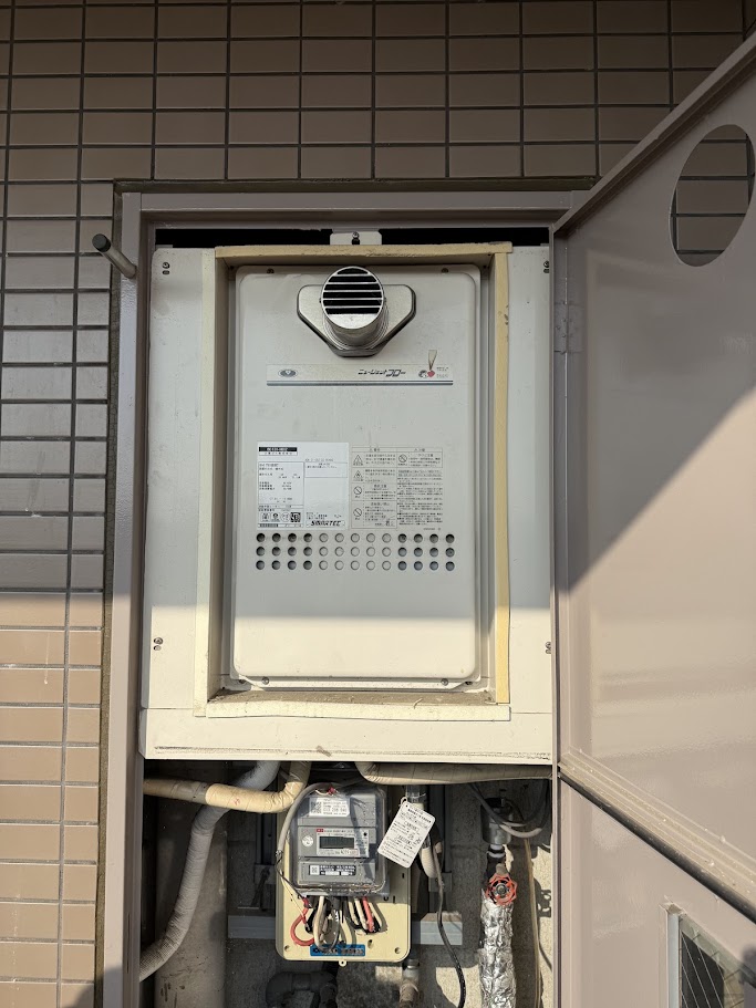 大坂ガス(N)131-H812ハーマンYV1660RTPS設置型16号高温水供給式給湯器(高温差し湯タイプ)施工前