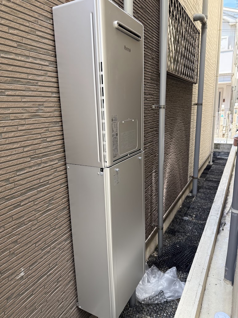 リンナイ屋外壁掛けエコジョーズオート給湯暖房熱源機(RUFH-E 2408SAW2-3(A) 13A)及び配管カバーH900(WOP-M101(K)SS-900)施工後