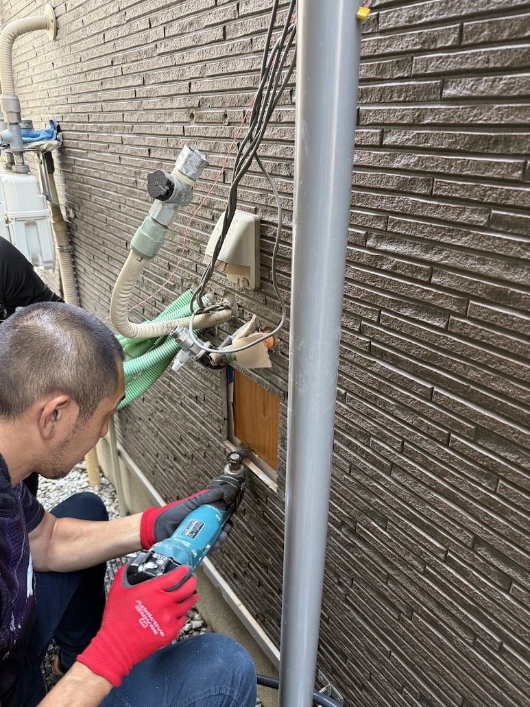 給水管修理及び壁補強の為壁開口