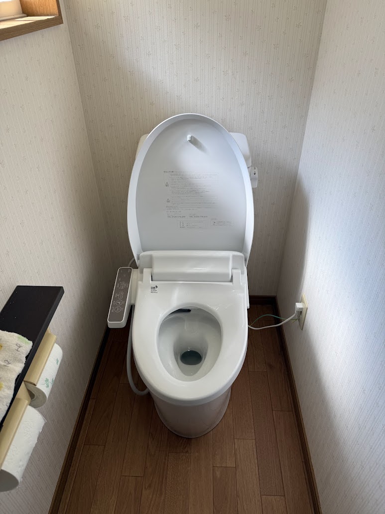 リクシルベーシアトイレセット及びシャワートイレベーシア便器(BC-B30SBW1)＋手洗い無しタンク(DT-B350BW1)＋CW-D11施工後2