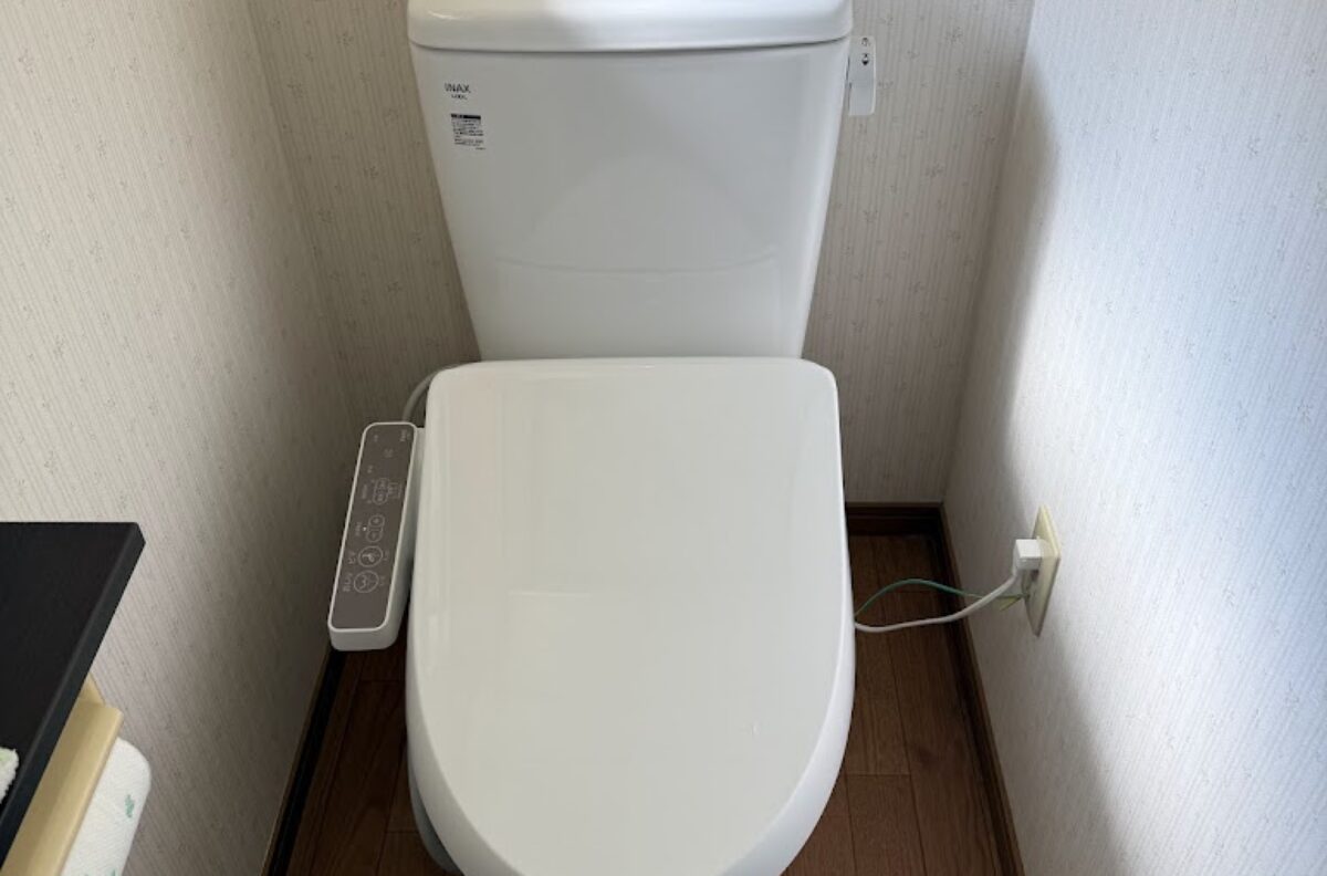 大阪府柏原市洋式リクシルベーシアトイレセット及びシャワートイレベーシア便器(BC-B30SBW1)＋手洗い無しタンク(DT-B350BW1)＋CW-D11交換工事