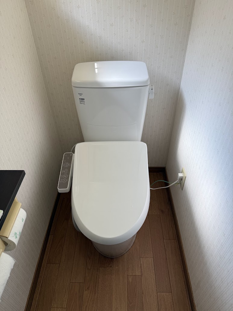 リクシルベーシアトイレセット及びシャワートイレベーシア便器(BC-B30SBW1)＋手洗い無しタンク(DT-B350BW1)＋CW-D11施工後１