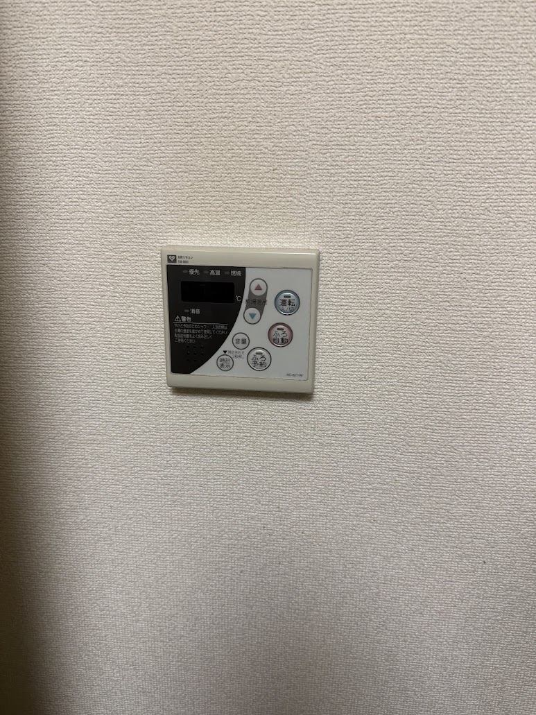 大坂ガス（N）131-H810ハーマンYV1660R　16号高温水供給式給湯器(高温差し湯タイプ)専用メインリモコンRC-8271M施工前