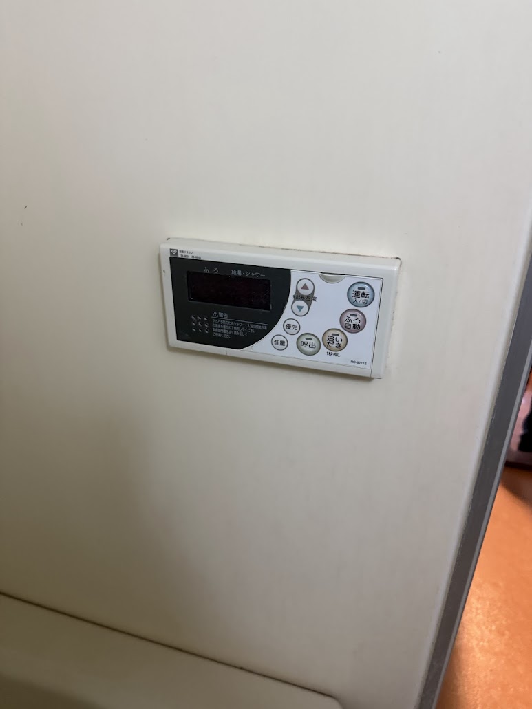 大坂ガス（N）131-H810ハーマンYV1660R　16号高温水供給式給湯器(高温差し湯タイプ)専用風呂リモコンRC-8271S施工前