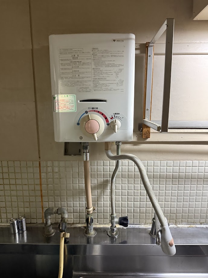 大坂ガス（N)133-H909（ハーマンYR541）元止め式湯沸し器施工前