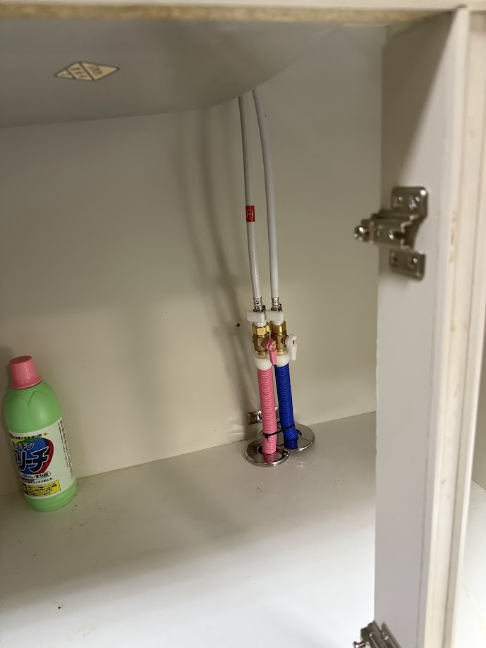 キッチン収納中配管バルブ工事