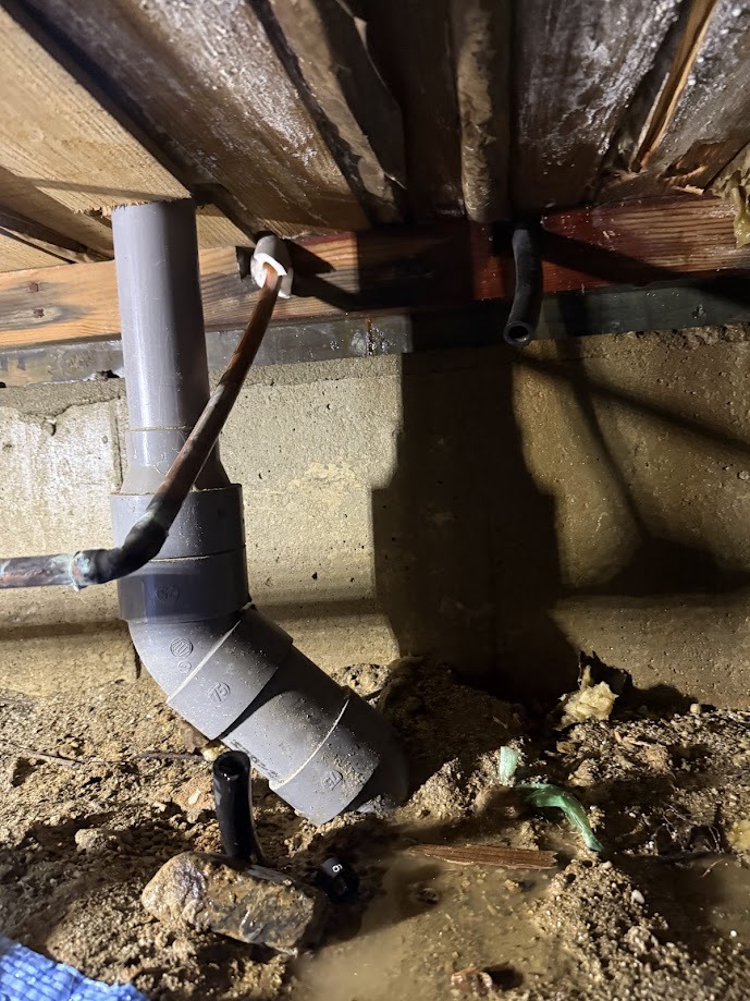 キッチン床下給水管水漏れ給水管切断施工前