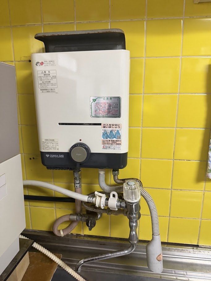 大坂ガス瞬間湯沸かし器（N)33-045(U)ハーマンYR-525Y施工前