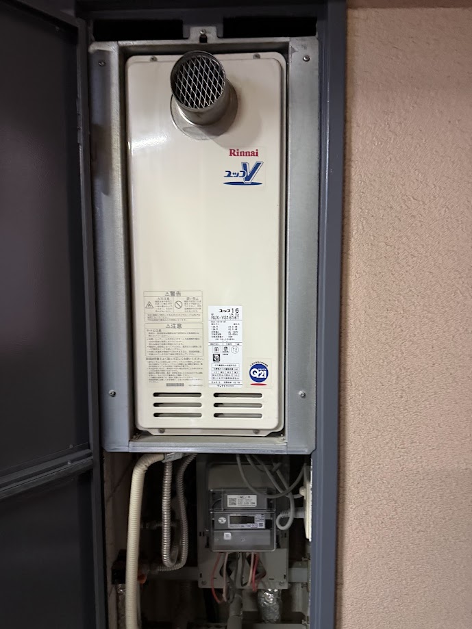 リンナイ RUX-VS1616T スリムタイプ ガス給湯器 16号 PS扉内設置型PS前排気型施工前5