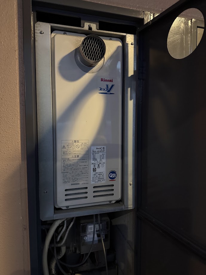 リンナイ RUX-VS1616T スリムタイプ ガス給湯器 16号 PS扉内設置型PS前排気型施工前6