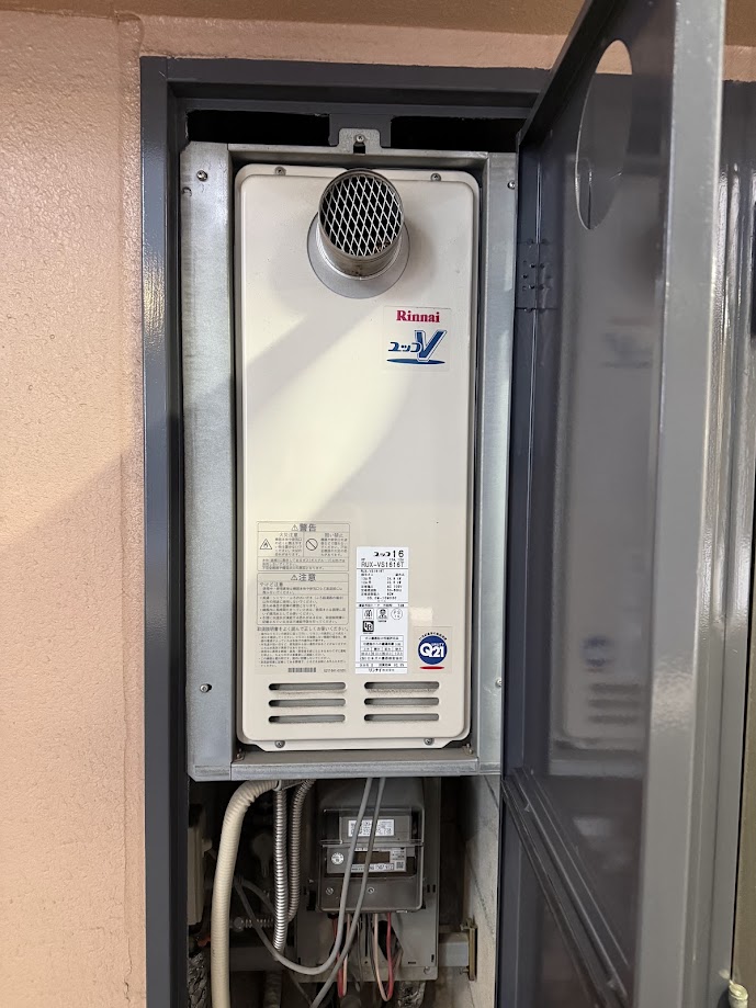 リンナイ RUX-VS1616T スリムタイプ ガス給湯器 16号 PS扉内設置型PS前排気型施工前8