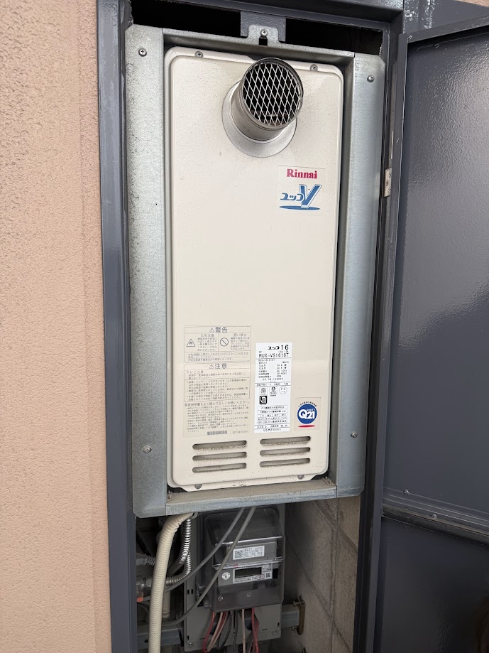 リンナイ RUX-VS1616T スリムタイプ ガス給湯器 16号 PS扉内設置型PS前排気型施工前9