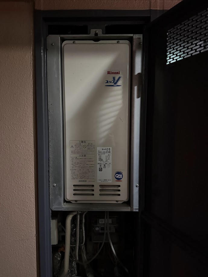 リンナイ RUX-VS1616TBスリムタイプ ガス給湯器 16号 PS扉内設置型PS後方排気型施工前13