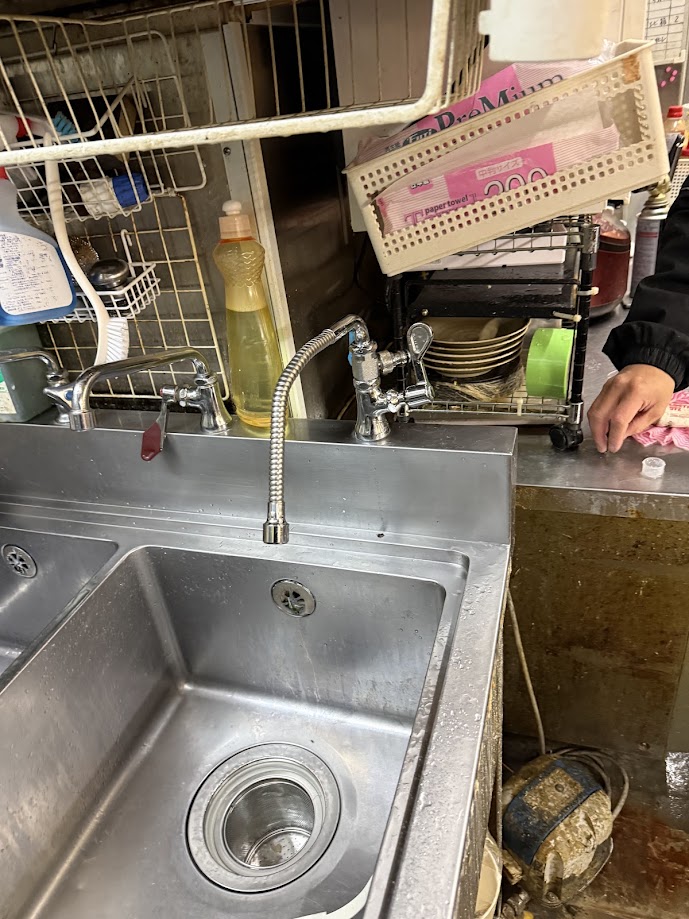 サンエイ厨房用立形自在水栓本体A5310F-13ベンリー自在パイプPA18A-76X3-16切替コック（自在水栓用）PU6-63F-13交換工事施工後