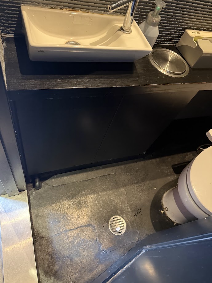 トイレ手洗い排水管水漏れ施工前