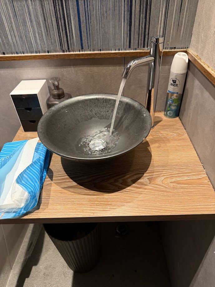 トイレ手洗い水栓カクダイ立水栓（トール）716-277施工後