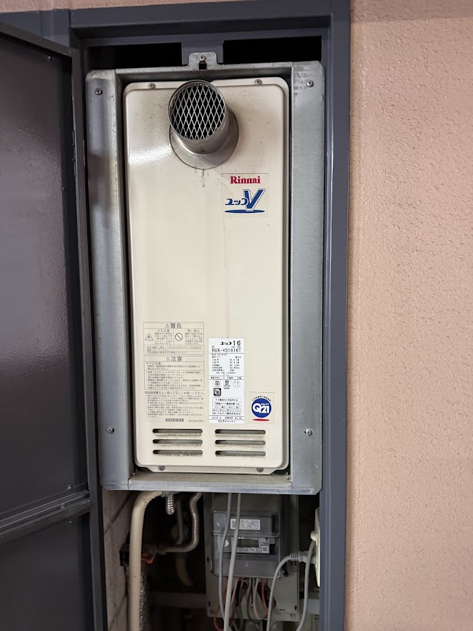 リンナイ RUX-VS1616T スリムタイプ ガス給湯器 16号 PS扉内設置型PS前排気型施工前10