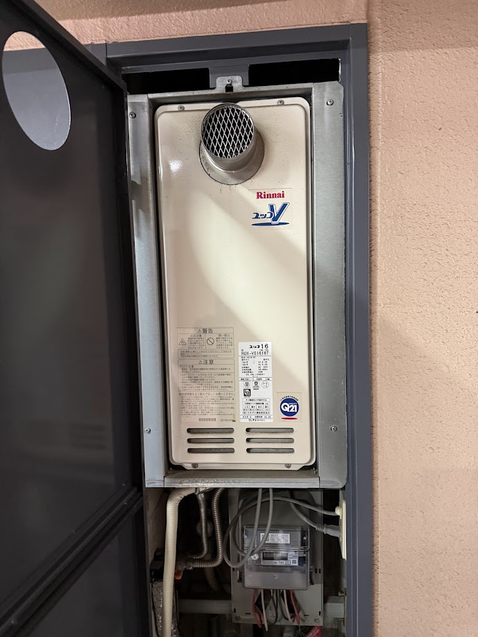 リンナイ RUX-VS1616T スリムタイプ ガス給湯器 16号 PS扉内設置型PS前排気型施工前12