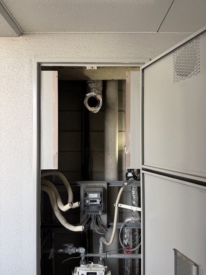 リンナイ高温水供給式給湯器RUJ-V1611B(A)給湯器交換工事取り外し後