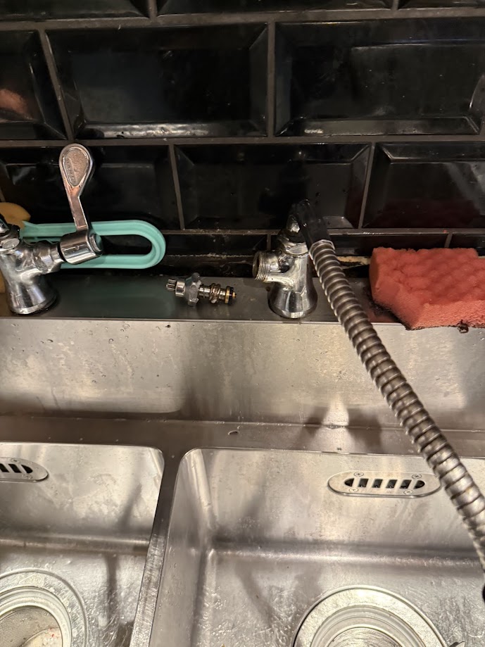 厨房水栓サンエイA5310LF－13厨房用立形自在水栓コマ交換中