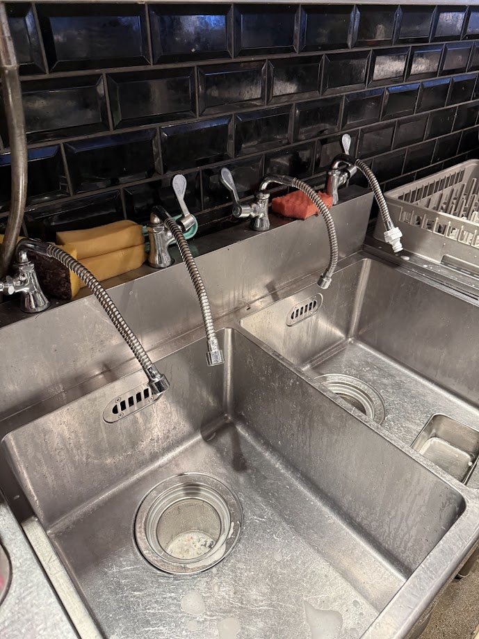 厨房水栓サンエイA5310LF－13厨房用立形自在水栓コマ交換施工後