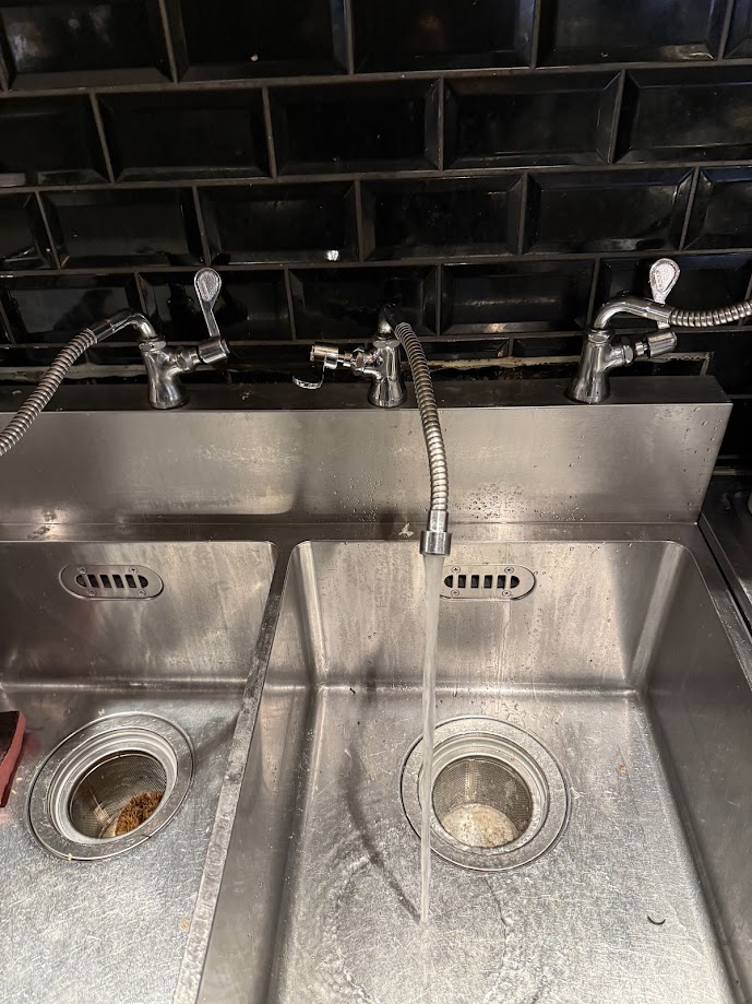 厨房水栓サンエイA5310LF－13厨房用立形自在水栓交換工事施工後