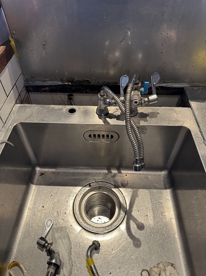 厨房水栓サンエイA5310LF－13厨房用立形自在水栓取り外し後