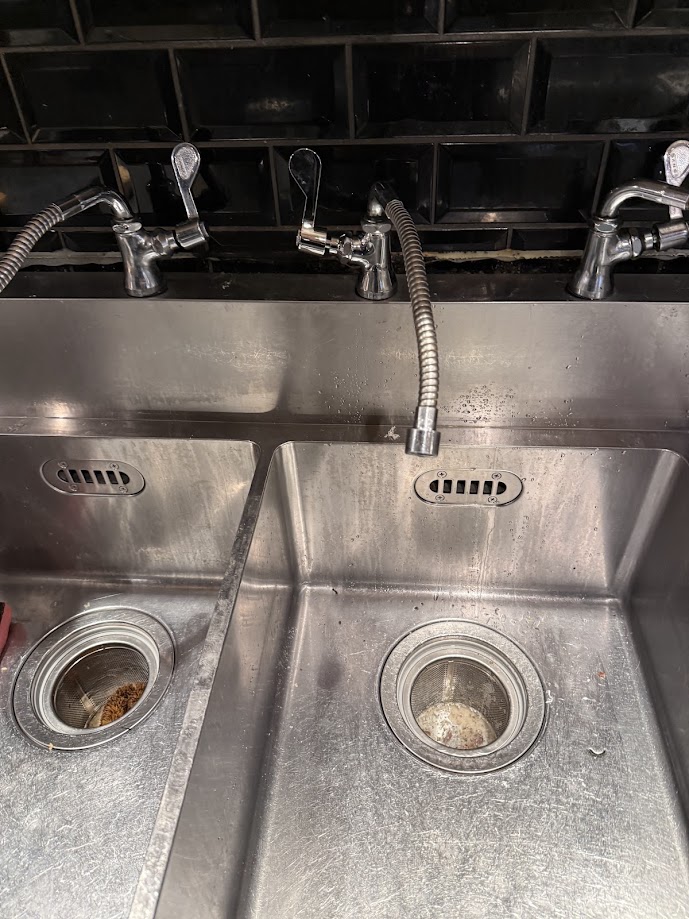 厨房水栓サンエイA5310LF－13厨房用立形自在水栓施工前