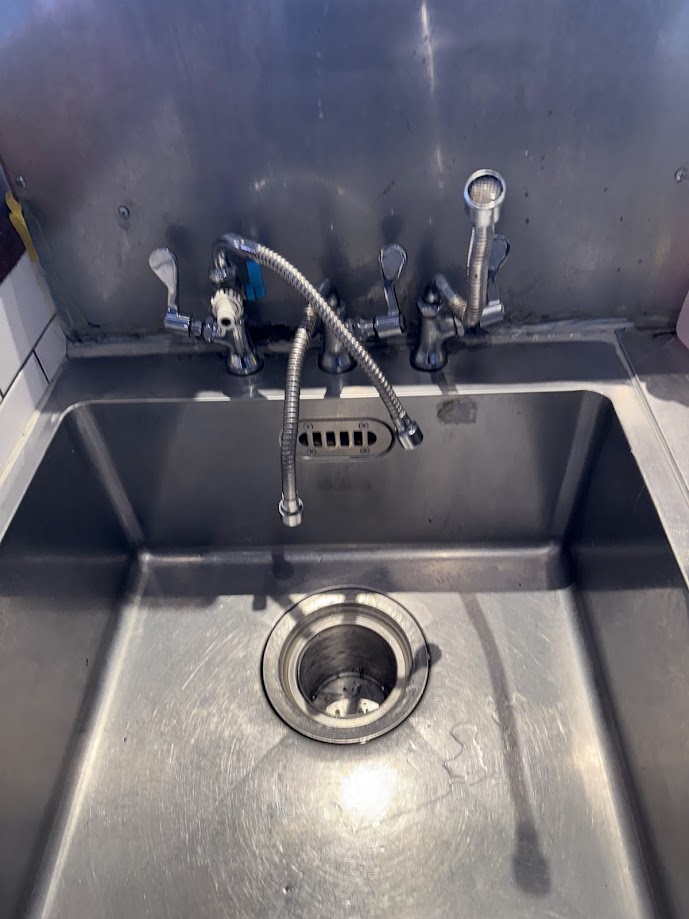 厨房水栓サンエイA5310LF－13厨房用立形自在水栓施工後