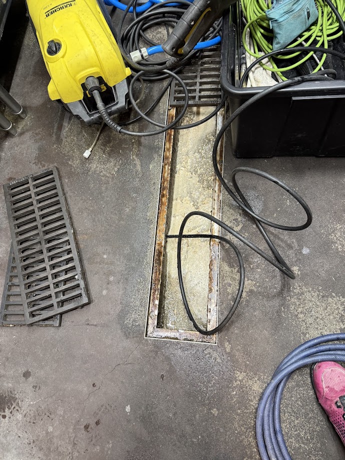 店舗厨房洗浄工事洗浄中