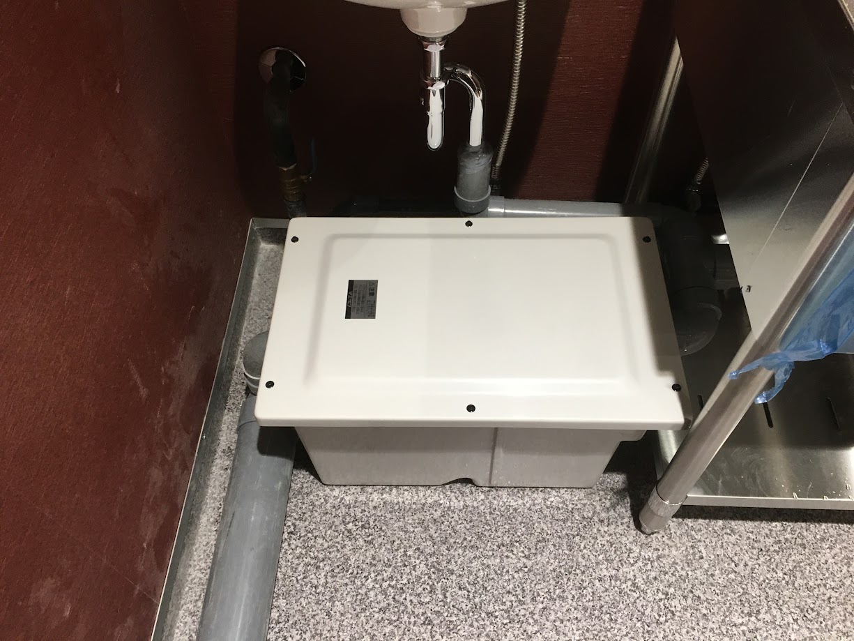 床置き型グリストラップ工事前澤化成工業GT-N22F及び排水管配管工事及び厨房機器設置1