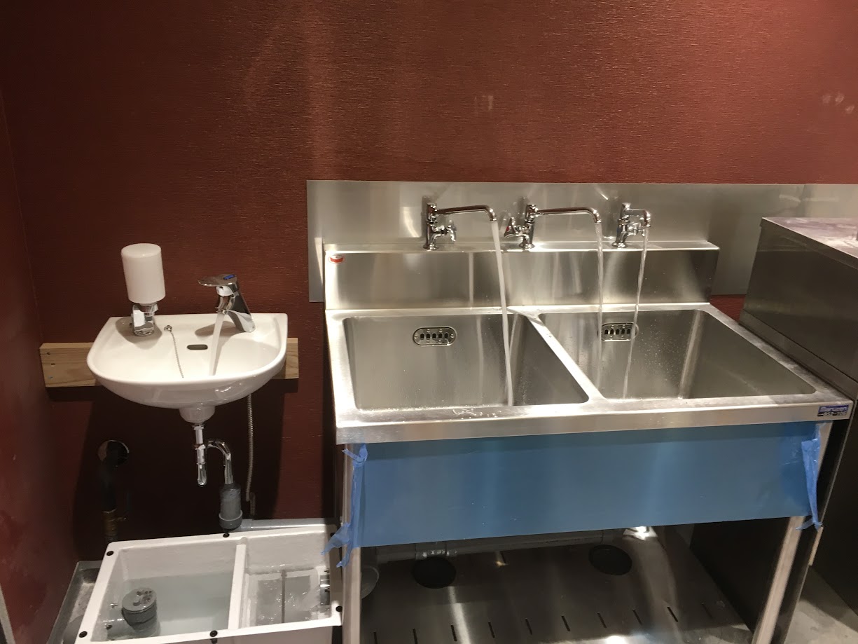 床置き型グリストラップ工事前澤化成工業GT-N22F及び排水管配管工事及び厨房機器設置2