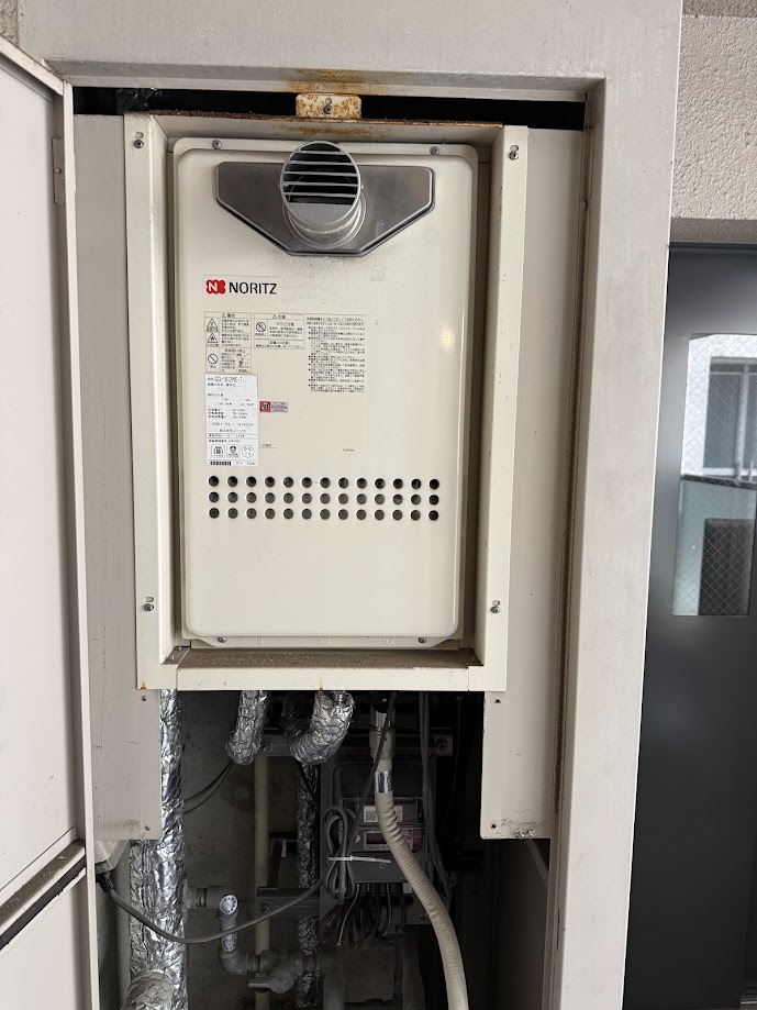 ノーリツ給湯専用給湯器PS扉内設置型PS延長前排気型GQ-1612WE-1施工前