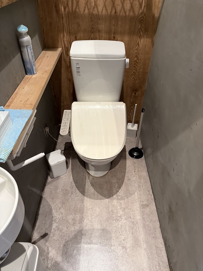 リクシル洋便器及びシャワートイレBC-110STUDT-5500BL施工前
