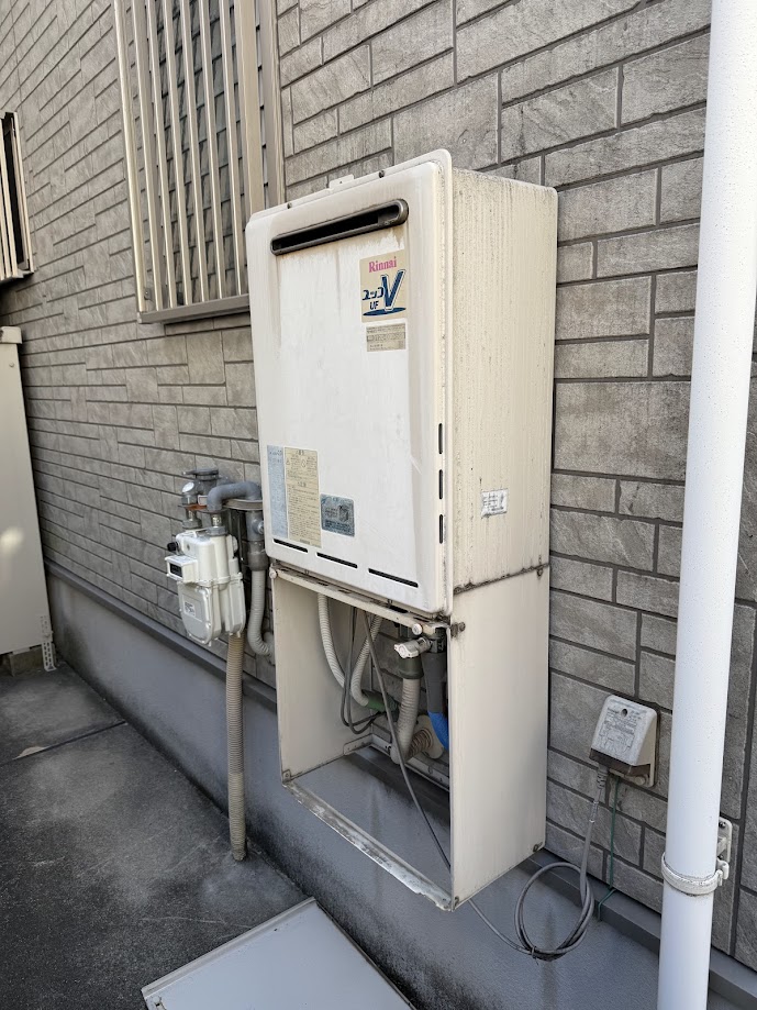 リンナイ20号ガスふろ給湯器本体RUF-200SAW(AW)及び配管カバー施工前