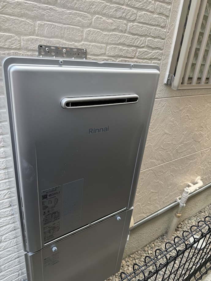 リンナイ20号ガスふろ給湯器本体RUF-K200ESAW(A)Wエコジョーズオートタイプ及び配管カバーWOP-F101(K)施工後