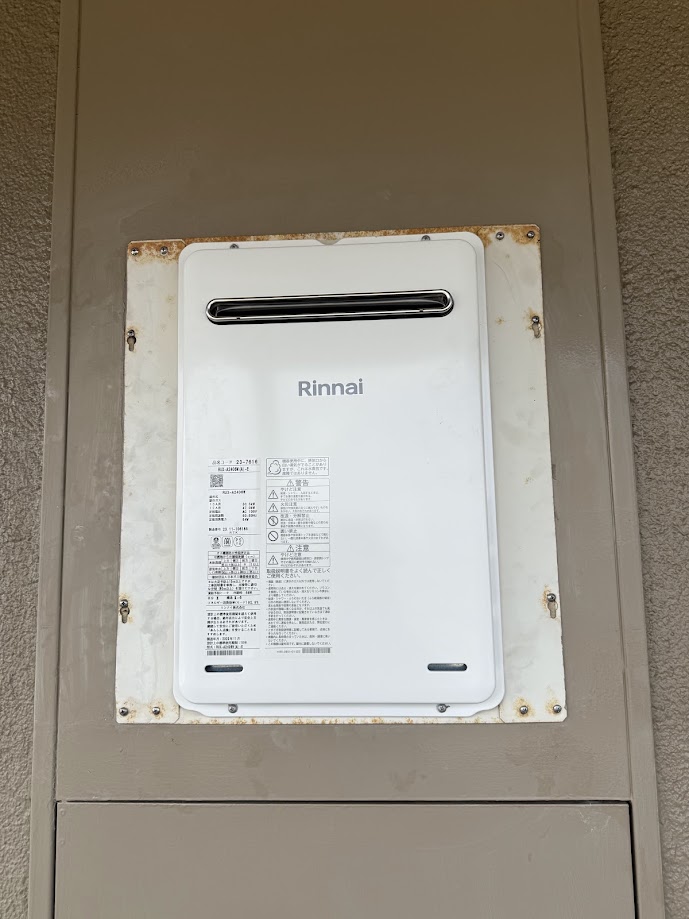リンナイ24号 給湯専用給湯器RUX-A2406(A)-E ガス給湯器 16号 PS扉内設置型、屋外壁掛け型施工後