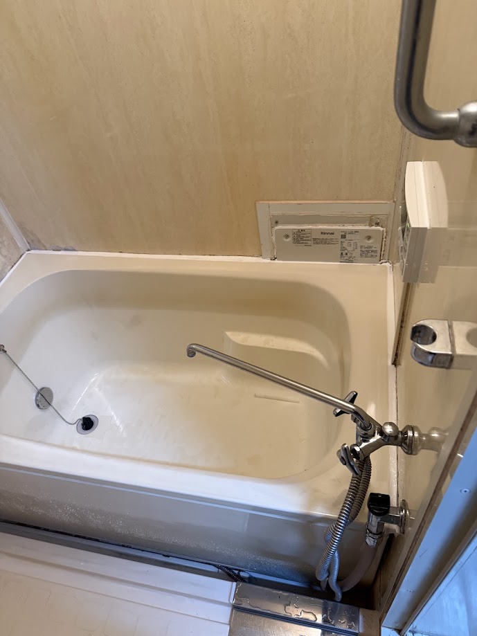 リンナイ8号壁貫通型ガスふろ給湯器（給湯+追い焚き）RUF-HA83SA-E及び風呂リモコン設置BC-243VN-HOL風呂設置施工後
