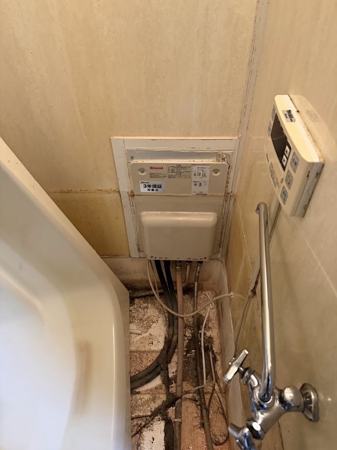 リンナイ8号壁貫通型ガスふろ給湯器（給湯+追い焚き）RUF-HV82SA-E風呂取り外し後