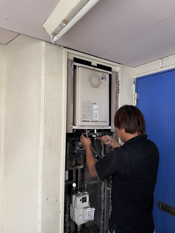 リンナイRUX-V1615B-E給湯専用給湯器16号PS扉内後方排気型施工前