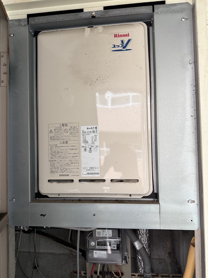 リンナイRUX-V1615B-E給湯専用給湯器16号PS扉内後方排気型施工前