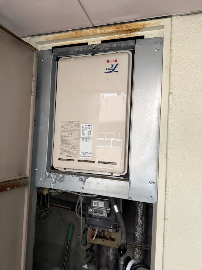 リンナイRUX-V1615B-E給湯専用給湯器16号PS扉内後方排気型施工前