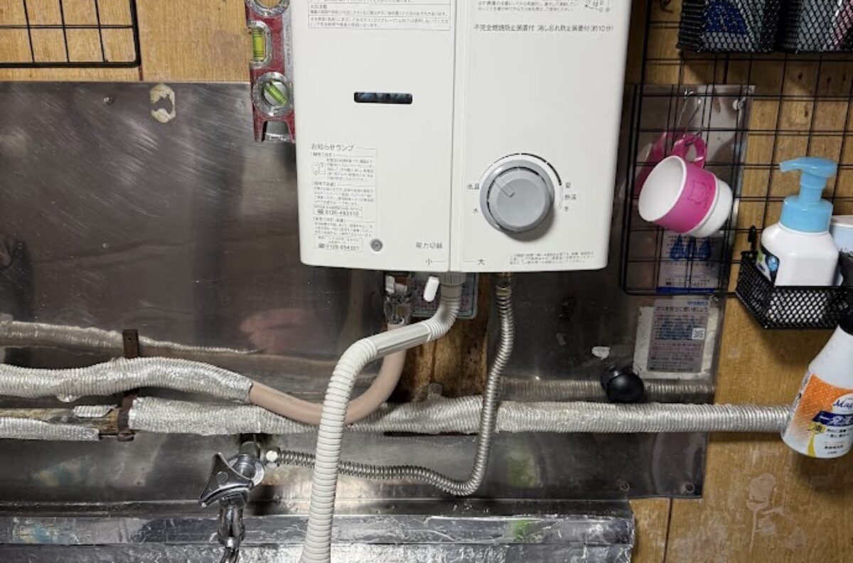 大阪府大阪市西成区リンナイ元止式湯沸し器RUS-V51YTB(WH)（給湯器）交換工事