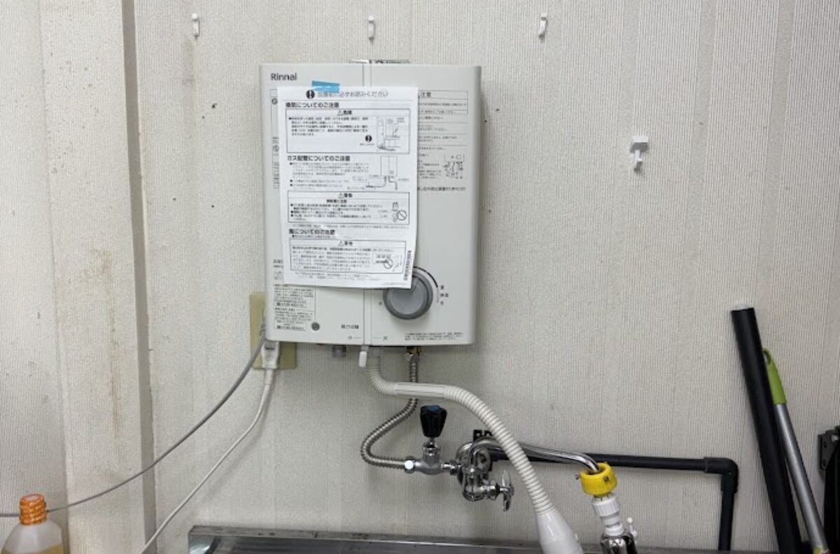 大阪府大阪市住之江区某店舗リンナイ元止式湯沸し器RUS-V51YTB　給湯器　交換工事
