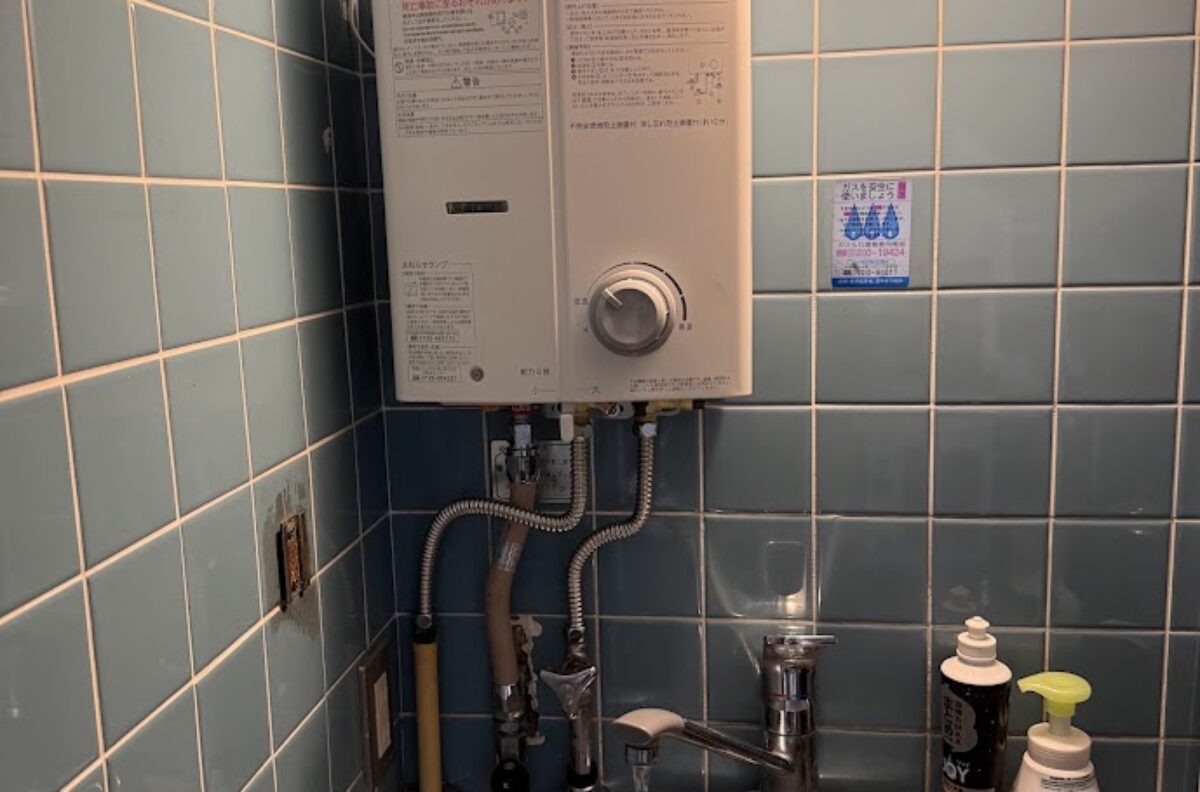 大阪府大阪市浪速区某事務所リンナイ先止式湯沸し器RUS-V53YT(WH)給湯器交換工事