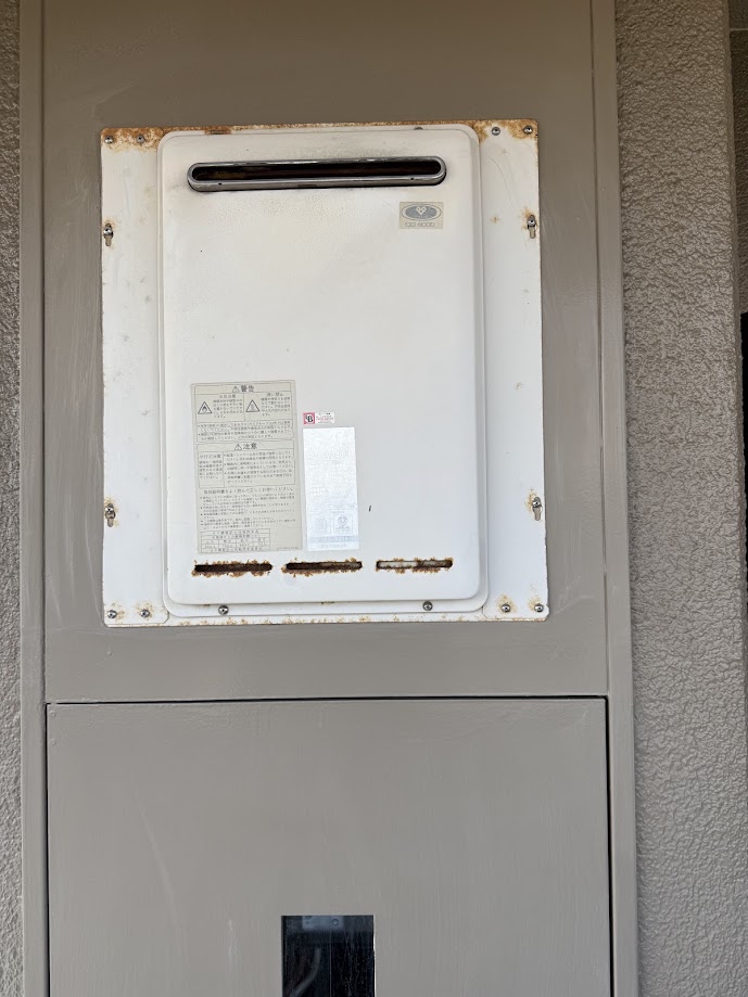大阪ガス24号給湯専用給湯器リンナイRUX-V2400W ガス給湯器 16号 PS扉内設置型、屋外壁掛け型施工前